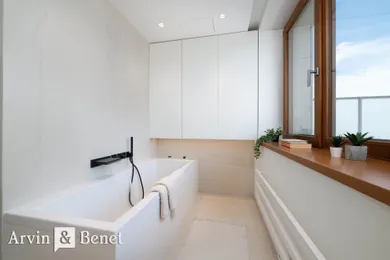 Na predaj 3-izbový byt, 108 m², Bratislava-Staré Mesto, Laurinská