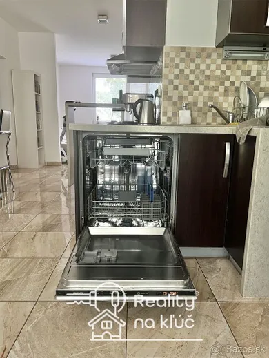 Na predaj 3-izbový byt, 73 m², Nové Zámky, Šoltésovej