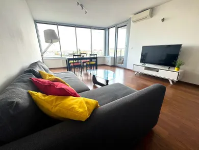 Na prenájom 2-izbový byt, 62 m², Bratislava-Nové Mesto, Bajkalská