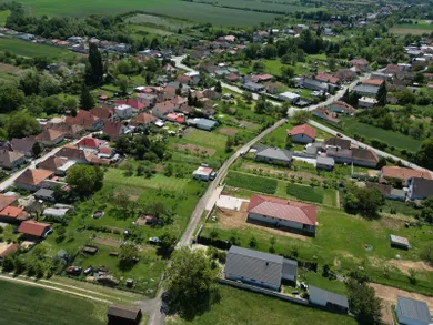 Na predaj pozemok, Sľažany