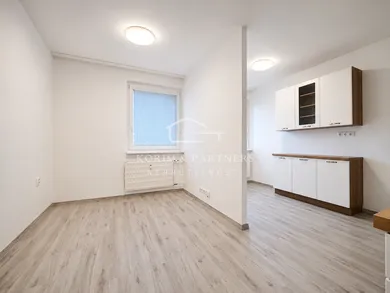 Na predaj 1-izbový byt, 33 m², Komárno, Selyeho