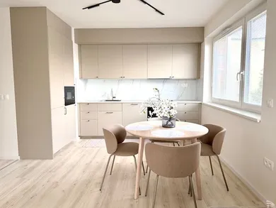 Квартиры в аренду, 3-комнатные, Bratislava-Nové Mesto · €1 100