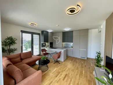 Byty na prenájom 3-izbový, Bratislava-Staré Mesto · €1 900