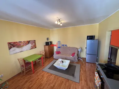 Na prenájom 1-izbový byt, 34 m², Bratislava-Petržalka, Hálova