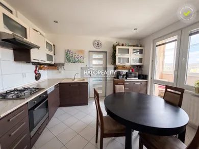 Na predaj 4-izbový byt, 98 m², Partizánske, Pod Šípkom