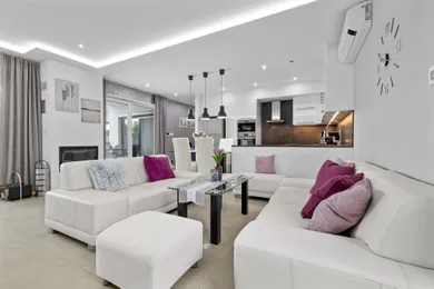 Eladó házak, 4-szobás, Hrubá Borša · €377 900