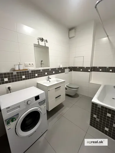 Na prenájom 2-izbový byt, 48 m², Bratislava-Nové Mesto, Trnavská