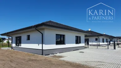 Domy na sprzedaż, 4-pokojowe, Láb · €312 000