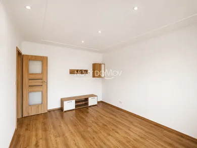 Na predaj 4-izbový dom, Jelka, Jókaiho