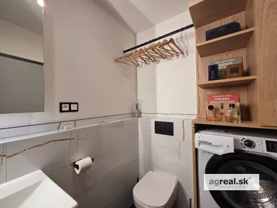 Na prenájom 2-izbový byt, 45 m², Bratislava-Nové Mesto, Piešťanská