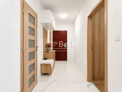 Na predaj 3-izbový byt, 70 m², Kozárovce