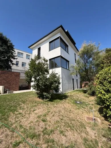 Na prenájom 6-izbový dom, 260 m², Bratislava-Staré Mesto