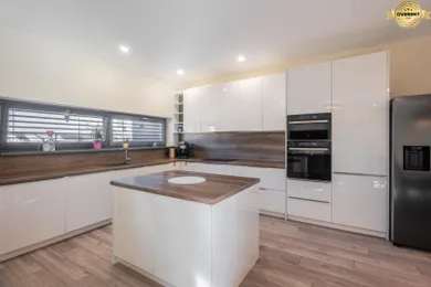 Na predaj 4-izbový dom, 196 m², Viničné