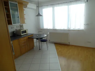 Na prenájom 2-izbový byt, 60 m², Bratislava-Ružinov, Miletičova
