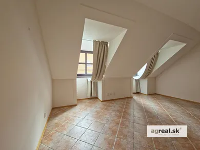 Na predaj 5-izbový byt, 197 m², Bratislava-Staré Mesto, Michalská