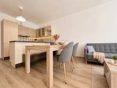 Na prenájom 3-izbový byt, 77 m², Bratislava-Ružinov, Bernolákova