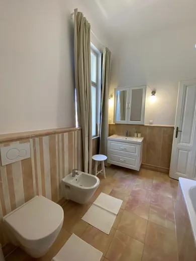 Na prenájom 3-izbový byt, 118 m², Bratislava-Staré Mesto, Vlčkova