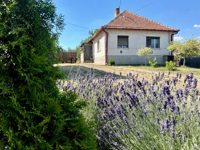 Na predaj dom, 50 m², Nové Zámky, 15 min. autom aj vlakom od NZ