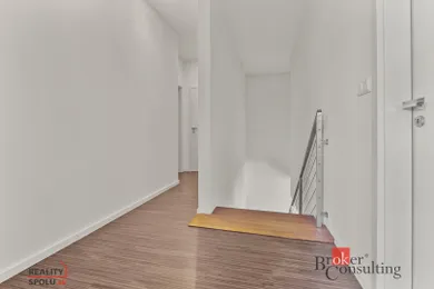 Na predaj 1-izbový dom, 330 m², Bratislava-Vrakuňa, Hradská