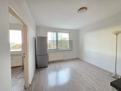 Na prenájom 1-izbový byt, 37 m², Trnava, Ulica Vladimíra Clementisa