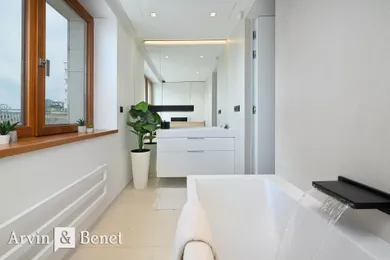 Na predaj 3-izbový byt, 108 m², Bratislava-Staré Mesto, Laurinská