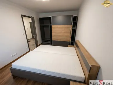 Na prenájom 2-izbový byt, 56 m², Trnava, Novomestská ulica