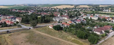 Na predaj pozemok, Dvorníky