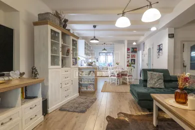 Domy na sprzedaż, 4-pokojowe, Žilina · €435 000