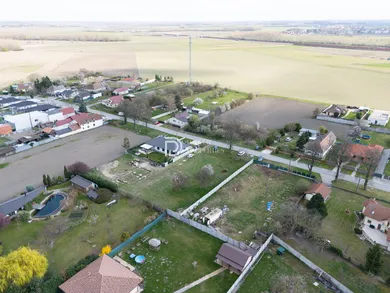 Na predaj pozemok, Macov