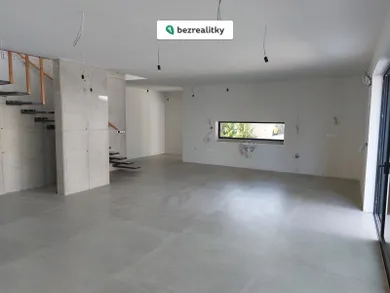 Na predaj 4-izbový dom, 154 m², Šamorín