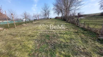 Na predaj pozemok, 671 m², Urmince