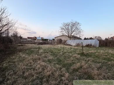 Na predaj pozemok, 241 m², Komoča