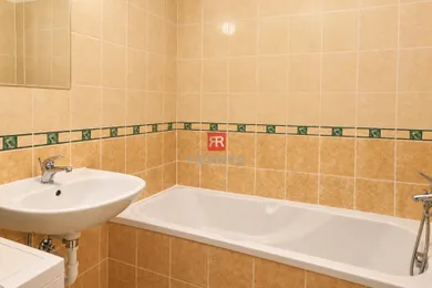 Na prenájom 1-izbový byt, 45 m², Bratislava-Petržalka, Vyšehradská