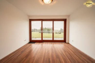 Na predaj 5-izbový dom, 400 m², Laskár