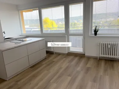 Na predaj 3-izbový byt, 67 m², Bratislava-Dúbravka, Sekurisova