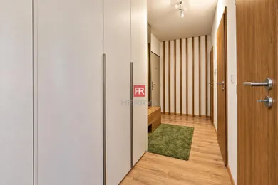 Na prenájom 2-izbový byt, 58 m², Bratislava-Nové Mesto, Tupého