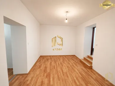Na predaj 3-izbový dom, 299 m², Dubovce
