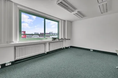 Na prenájom komerčné, 19 m², Bratislava-Staré Mesto, Námestie SNP