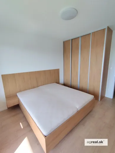 Na prenájom 2-izbový byt, 50 m², Bratislava-Lamač, Jána Langoša