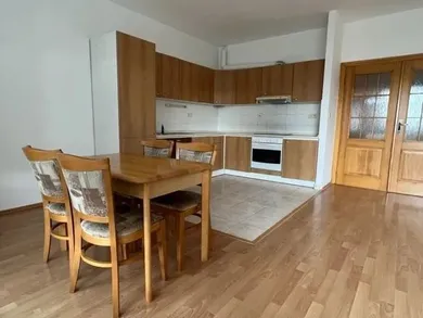 Na prenájom 2-izbový byt, 78 m², Bratislava-Nové Mesto, Stromová