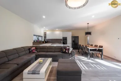 Na predaj 4-izbový dom, 196 m², Viničné