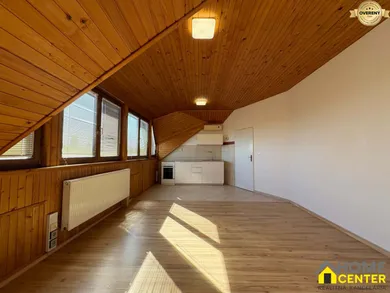 Na prenájom 3-izbový byt, 93 m², Komárno