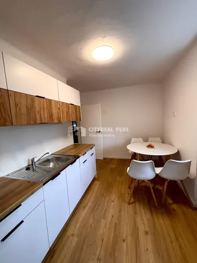 Na prenájom 2-izbový byt, 61 m², Nové Zámky, -