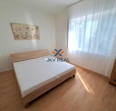 Na prenájom 2-izbový byt, 55 m², Nitra, hodžova