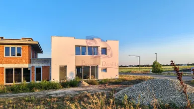Eladó házak, 4-szobás, Senec · €479 000
