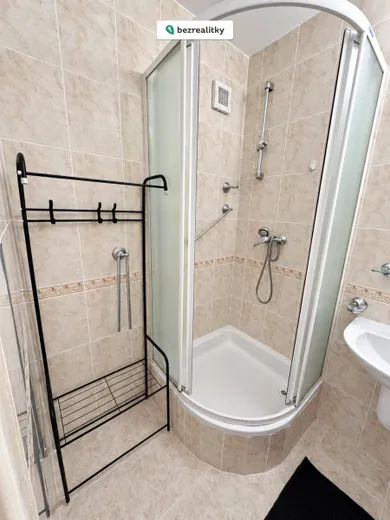 Na prenájom 1-izbový byt, 39 m², Bratislava-Rača