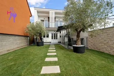 Domy na sprzedaż, 6-pokojowe, Pezinok · €555 000
