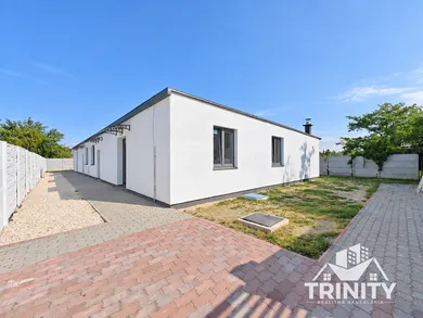 Дома на продажу, 12-комнатные, Komoča · €289 000