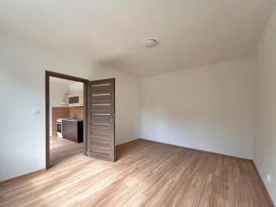 Na prenájom 1-izbový byt, 39 m², Prievidza, M. Gorkého