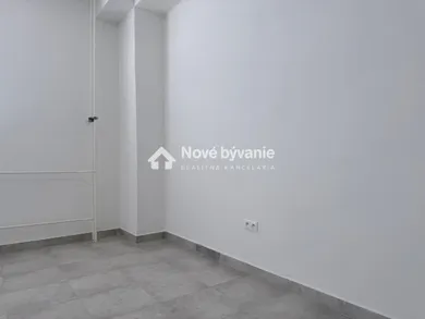 Na prenájom komerčné, 27 m², Považská Bystrica